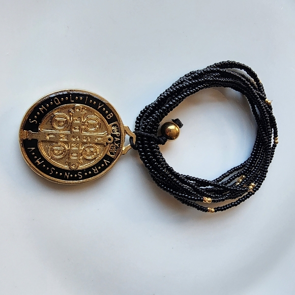 Elegant Black and Gold Pendant Necklace - Picture 3 of 5